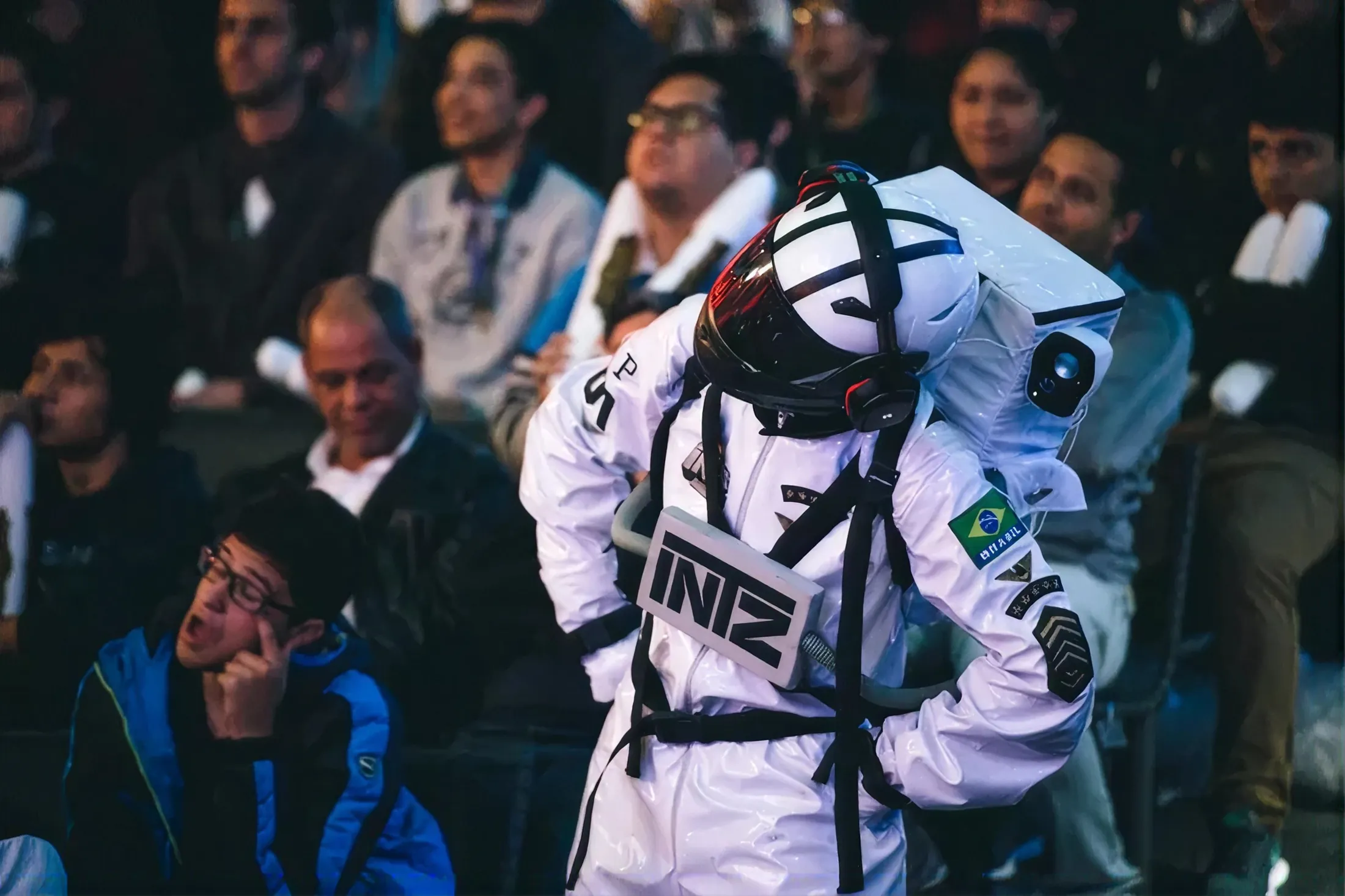Apollo, o mascote da INTZ, no meio da torcida
